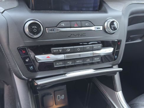 Certified 2020 Ford Explorer Platinum w/ Premium Technology Package image 22