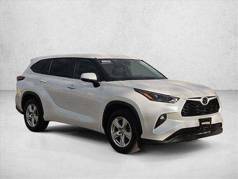 Used 2025 Toyota Highlander LE FWD image 3