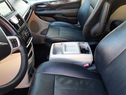 Used 2016 Chrysler Town & Country Touring-L w/ Driver Convenience Group FWD image 17
