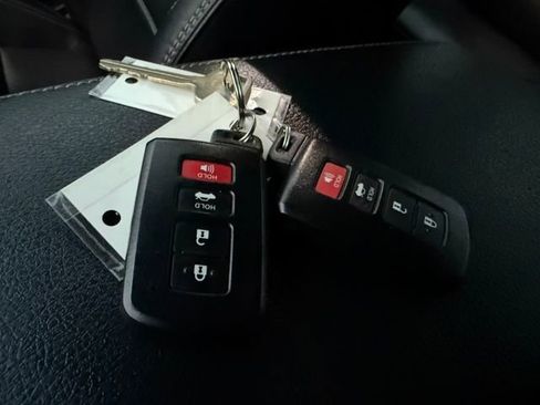 Used 2017 Toyota Camry XLE image 32