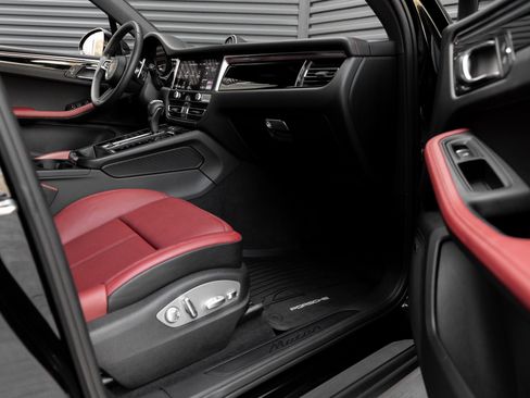Certified 2025 Porsche Macan AWD/4WD image 34