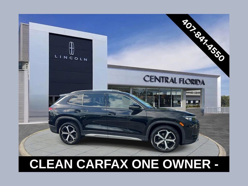 Used 2025 Volkswagen Tiguan SE FWD image 1