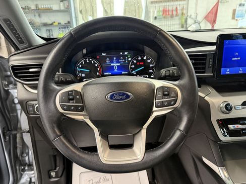 Used 2022 Ford Explorer XLT w/ Equipment Group 202A image 5