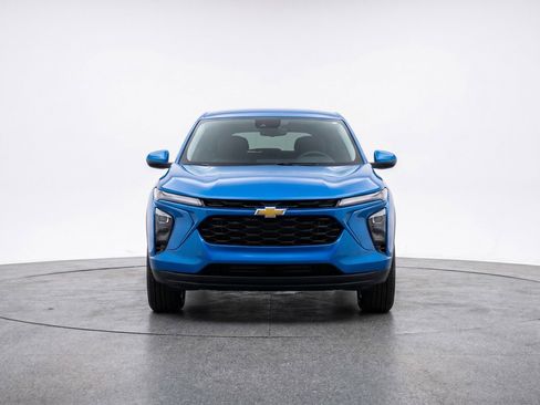 Used 2025 Chevrolet Blazer LT FWD image 2