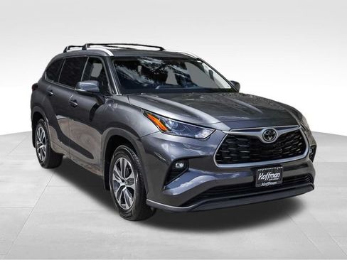 Used 2022 Toyota Highlander XLE AWD/4WD image 2