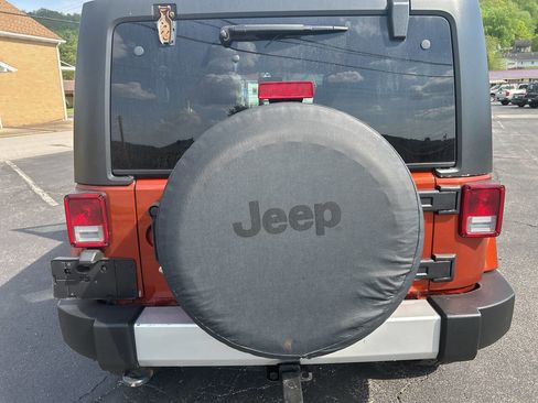 Used 2014 Jeep Wrangler Unlimited Sahara w/ Connectivity Group AWD/4WD image 12