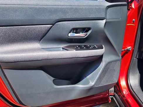 Certified 2025 Nissan Kicks SV AWD/4WD image 19