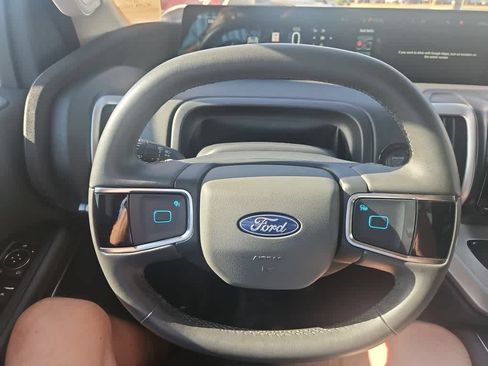 Used 2025 Ford Expedition Active RWD image 17