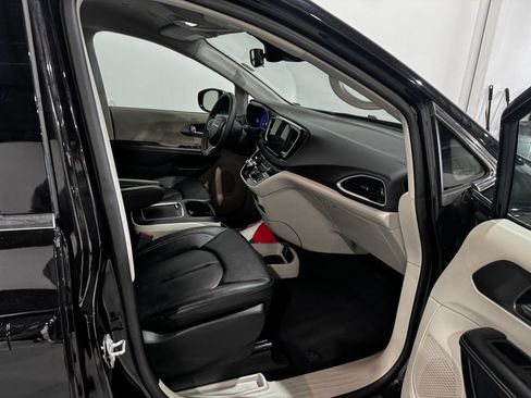 Used 2024 Chrysler Pacifica Touring-L FWD image 23