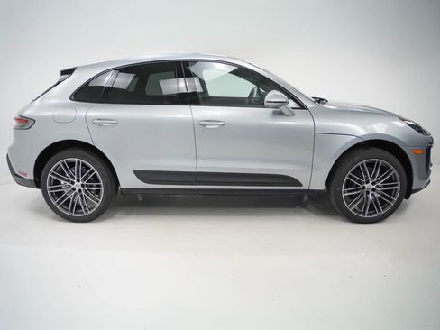 Certified 2026 Porsche Macan AWD/4WD image 9