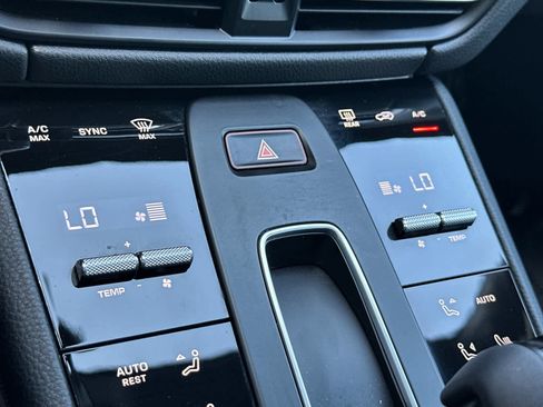 Certified 2025 Porsche Macan AWD/4WD image 23