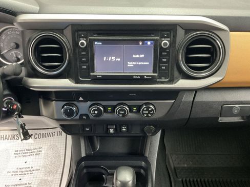 Used 2019 Toyota Tacoma SR5 AWD/4WD image 15