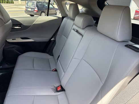 Used 2024 Toyota Venza XLE AWD/4WD image 13