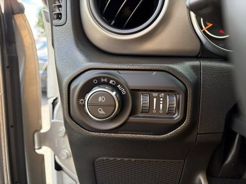 Used 2022 Jeep Gladiator Sport image 33