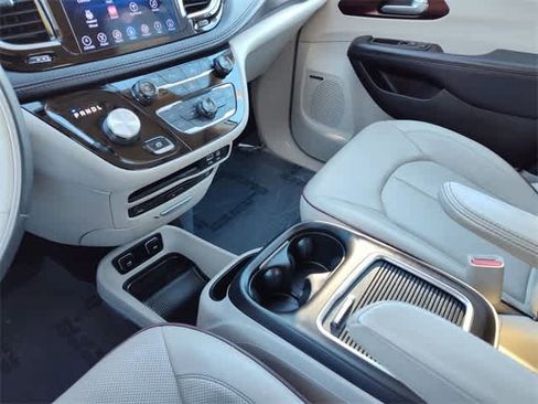 Used 2017 Chrysler Pacifica Limited image 26