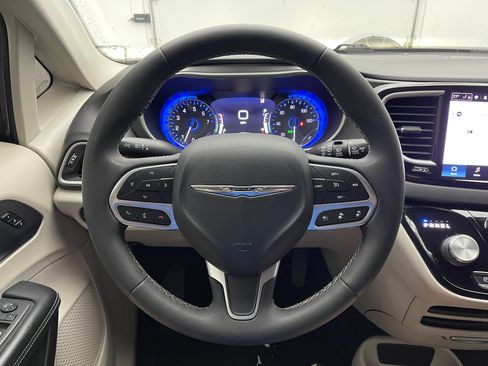 Used 2022 Chrysler Pacifica Touring-L FWD image 20