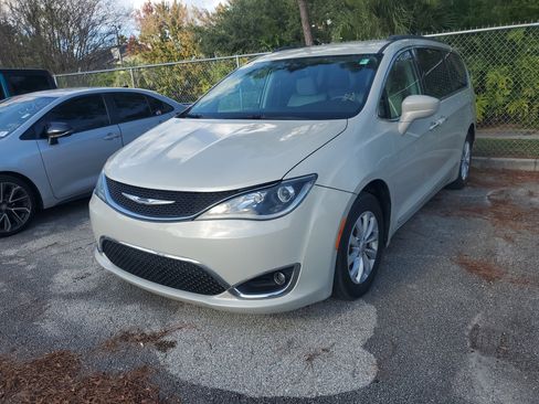 Used 2017 Chrysler Pacifica Touring-L image 3
