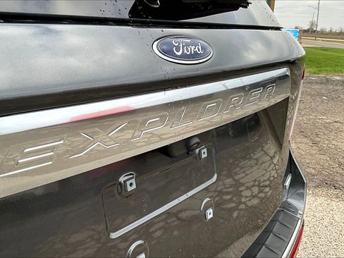 Used 2020 Ford Explorer Platinum w/ Premium Technology Package AWD/4WD image 33