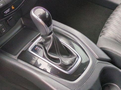 Used 2017 Nissan Rogue SV AWD/4WD image 15
