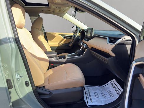 Used 2021 Toyota RAV4 XLE w/ Convenience Package image 18