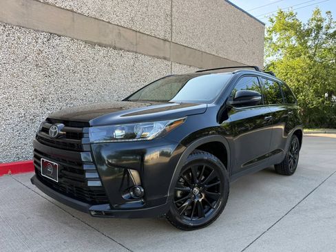 Used 2019 Toyota Highlander SE w/ Nightshade Edition FWD image 2