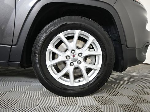 Used 2017 Jeep Cherokee Latitude w/ Safety/Convenience Group AWD/4WD image 11