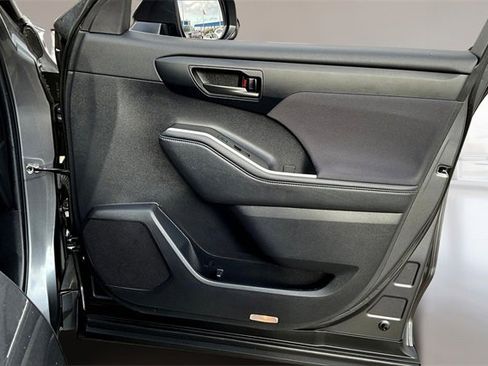 Used 2023 Toyota Highlander L image 25