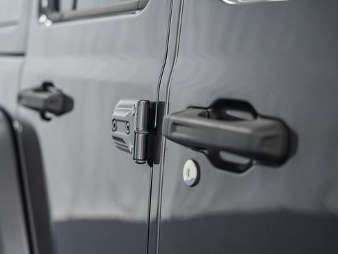 Used 2018 Jeep Wrangler Unlimited Sahara AWD/4WD image 21