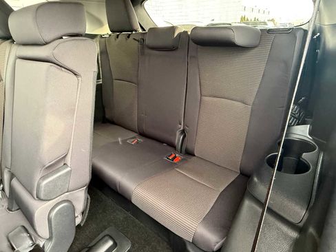 Used 2023 Toyota Highlander LE image 18