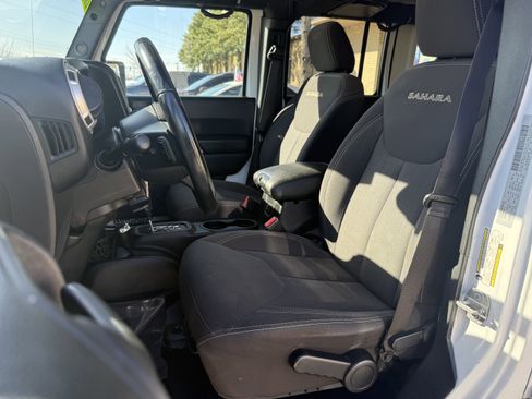 Used 2017 Jeep Wrangler Unlimited Sahara w/ Connectivity Group image 9