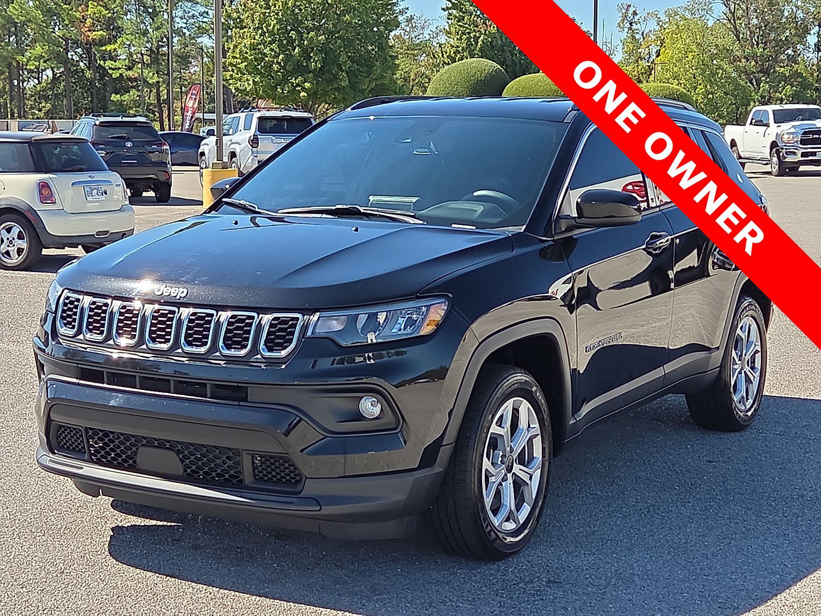 Used 2025 Jeep Compass Latitude w/ Convenience Group AWD/4WD image 2