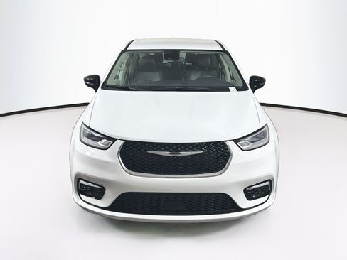 Used 2024 Chrysler Pacifica Touring-L FWD image 2