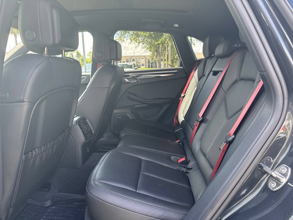 Certified 2026 Porsche Macan AWD/4WD image 7
