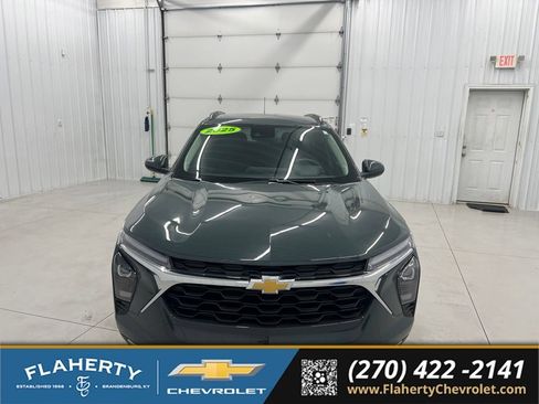 Used 2025 Chevrolet Trax LT FWD image 7