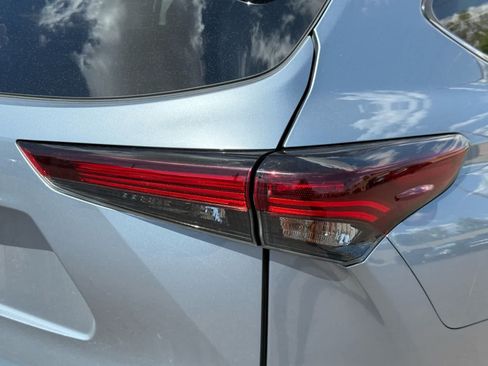 Used 2024 Toyota Highlander XLE AWD/4WD image 9