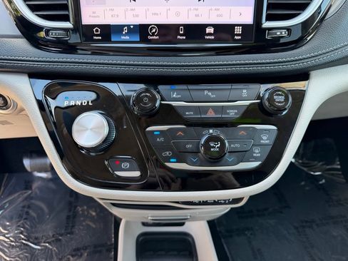 Used 2023 Chrysler Pacifica Touring-L FWD image 25