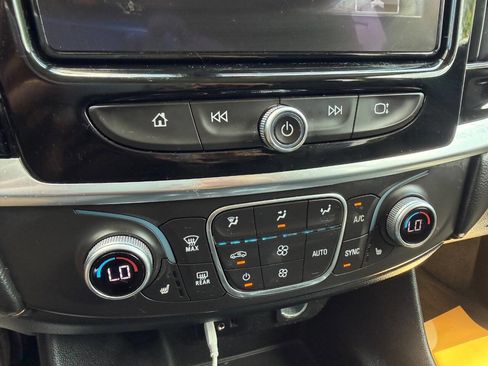 Used 2018 Chevrolet Traverse LT FWD image 17