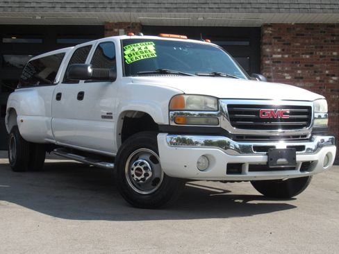 Used 2004 GMC Sierra 3500 SLT w/ Heavy-Duty Power Package image 2