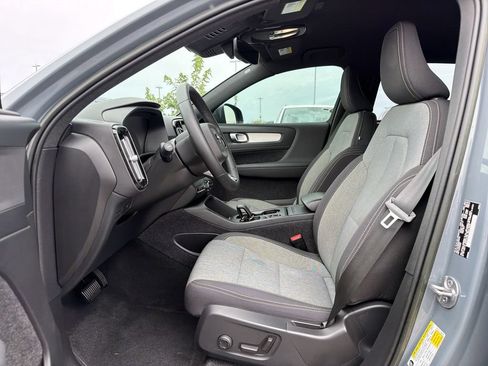 Used 2023 Volvo XC40 B5 Core AWD/4WD image 11