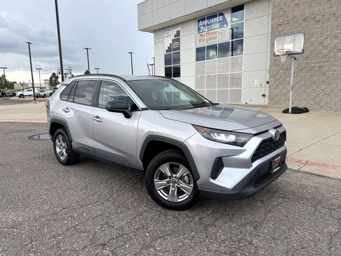 Used 2022 Toyota RAV4 LE AWD/4WD image 2