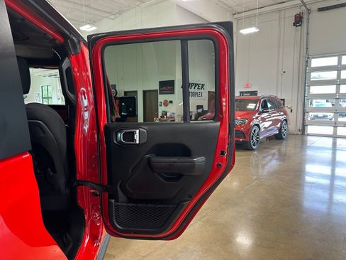 Used 2020 Jeep Gladiator Rubicon AWD/4WD image 37