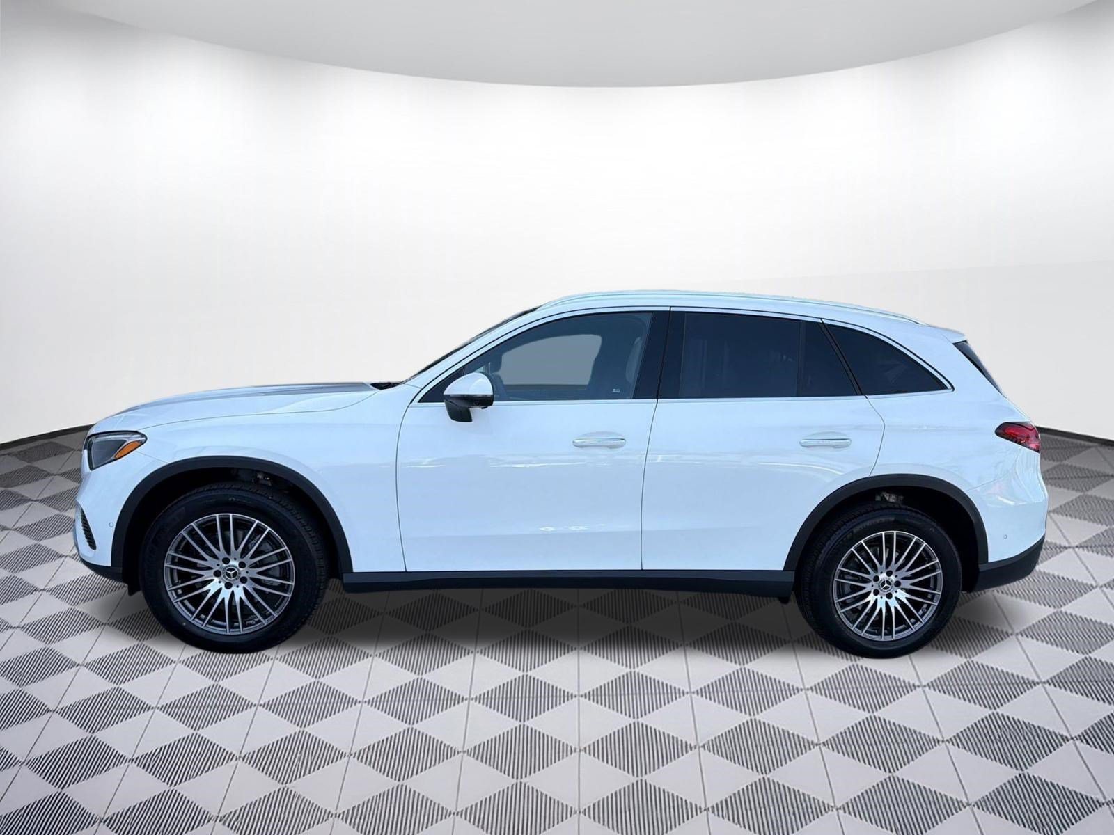 Used 2026 Mercedes-Benz GLC 300 4MATIC image 2