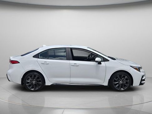 Used 2025 Toyota Corolla SE FWD image 3