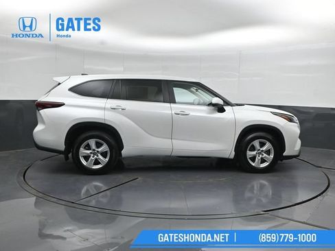 Used 2024 Toyota Highlander LE AWD/4WD image 3