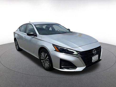 Used 2024 Nissan Altima 2.5 SV FWD image 3