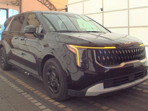 Used 2025 Kia Carnival FWD image 3