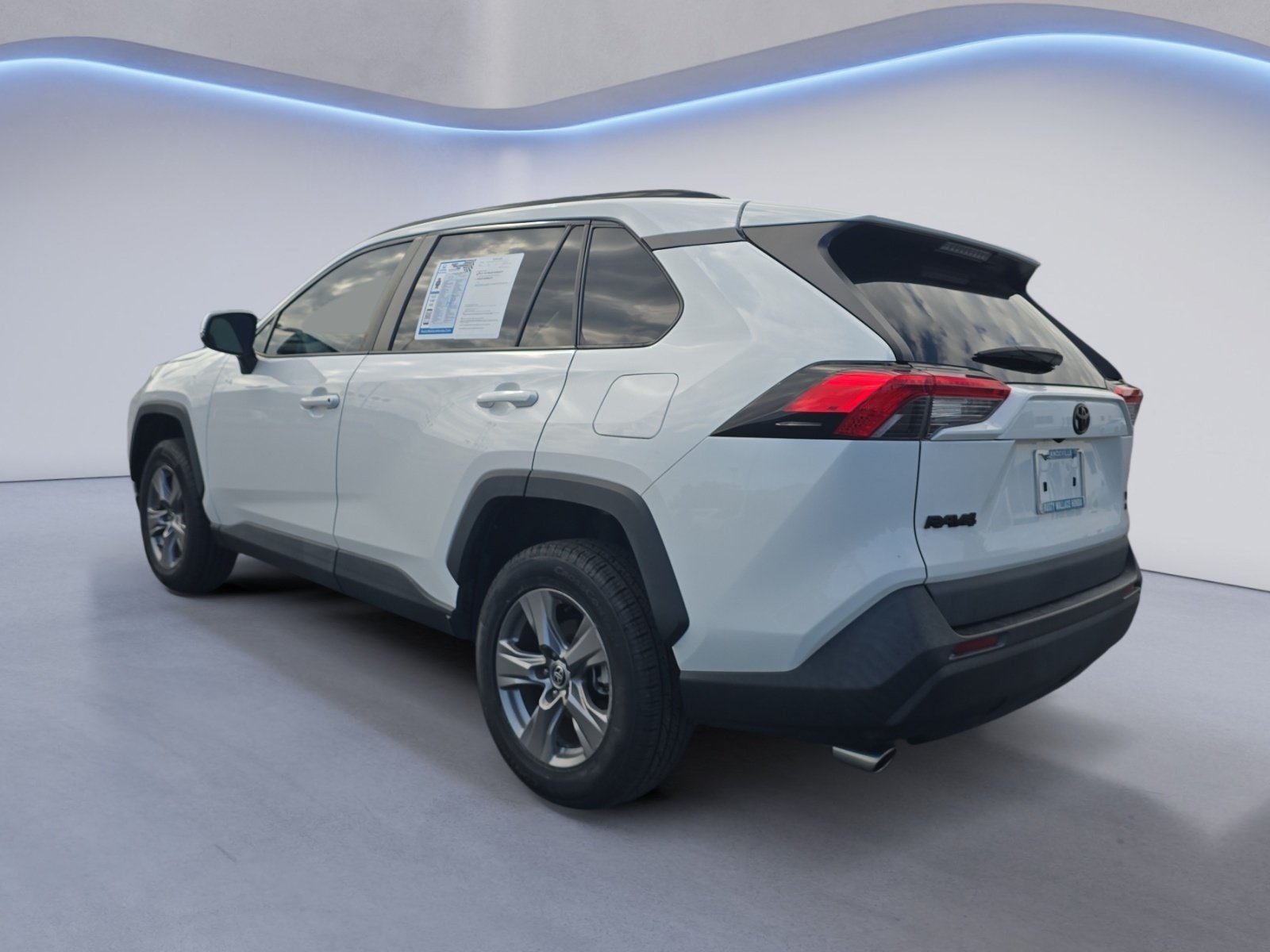Used 2022 Toyota RAV4 XLE w/ Convenience Package AWD/4WD image 3