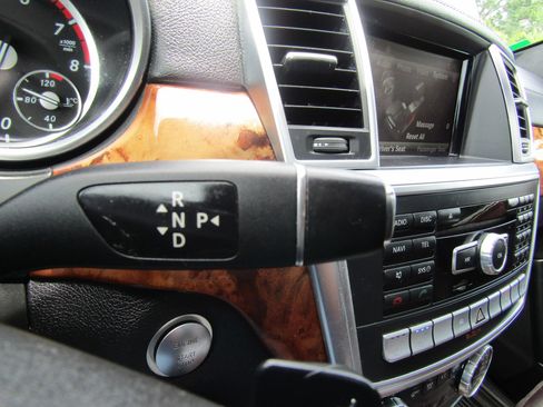 Used 2015 Mercedes-Benz GL 550 4MATIC image 43