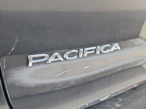 Used 2017 Chrysler Pacifica Touring-L FWD image 26