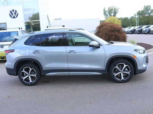 New 2025 Volkswagen Tiguan SE image 2